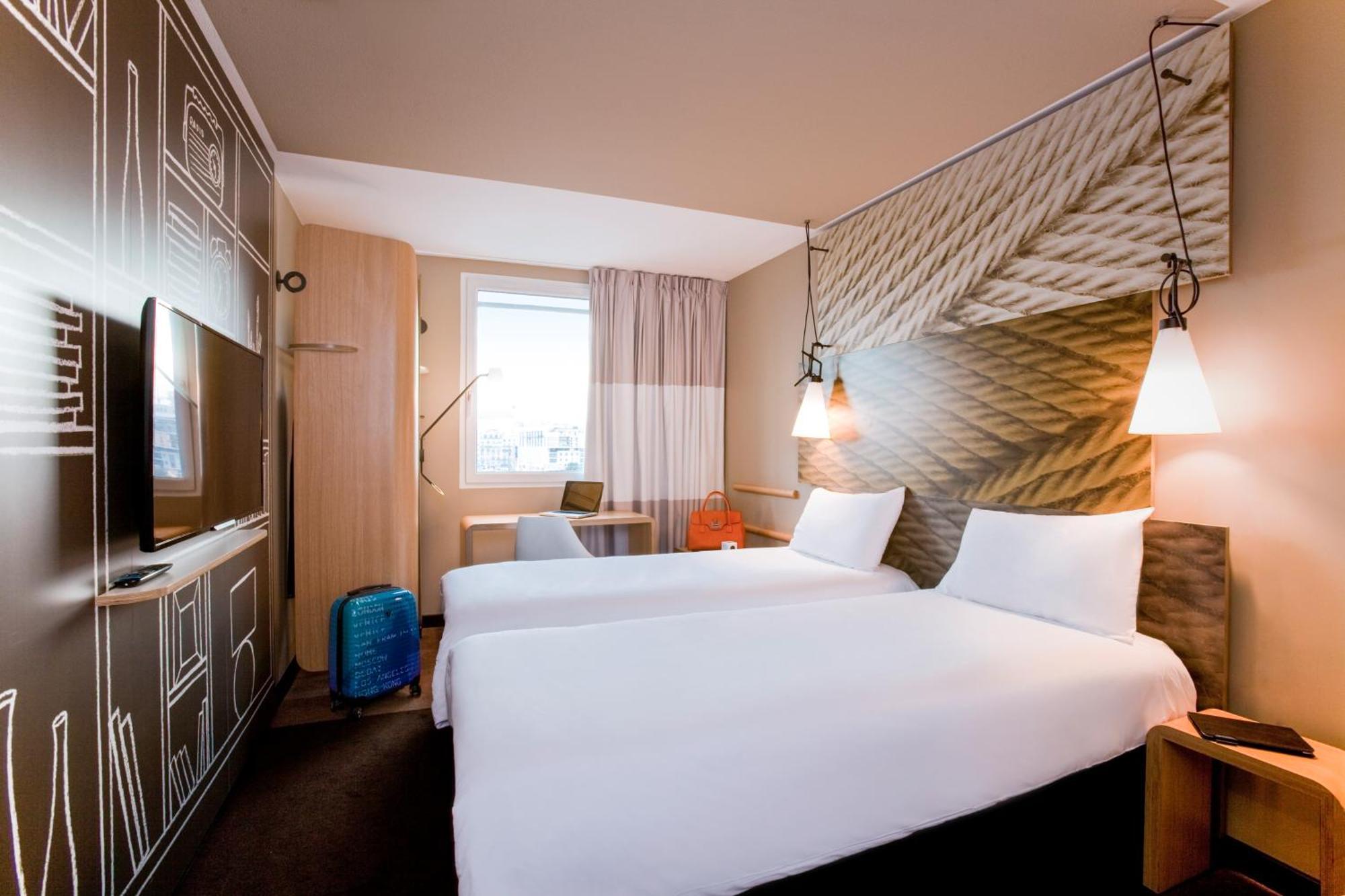 Standard Room with One Double Bed and One Single Bed