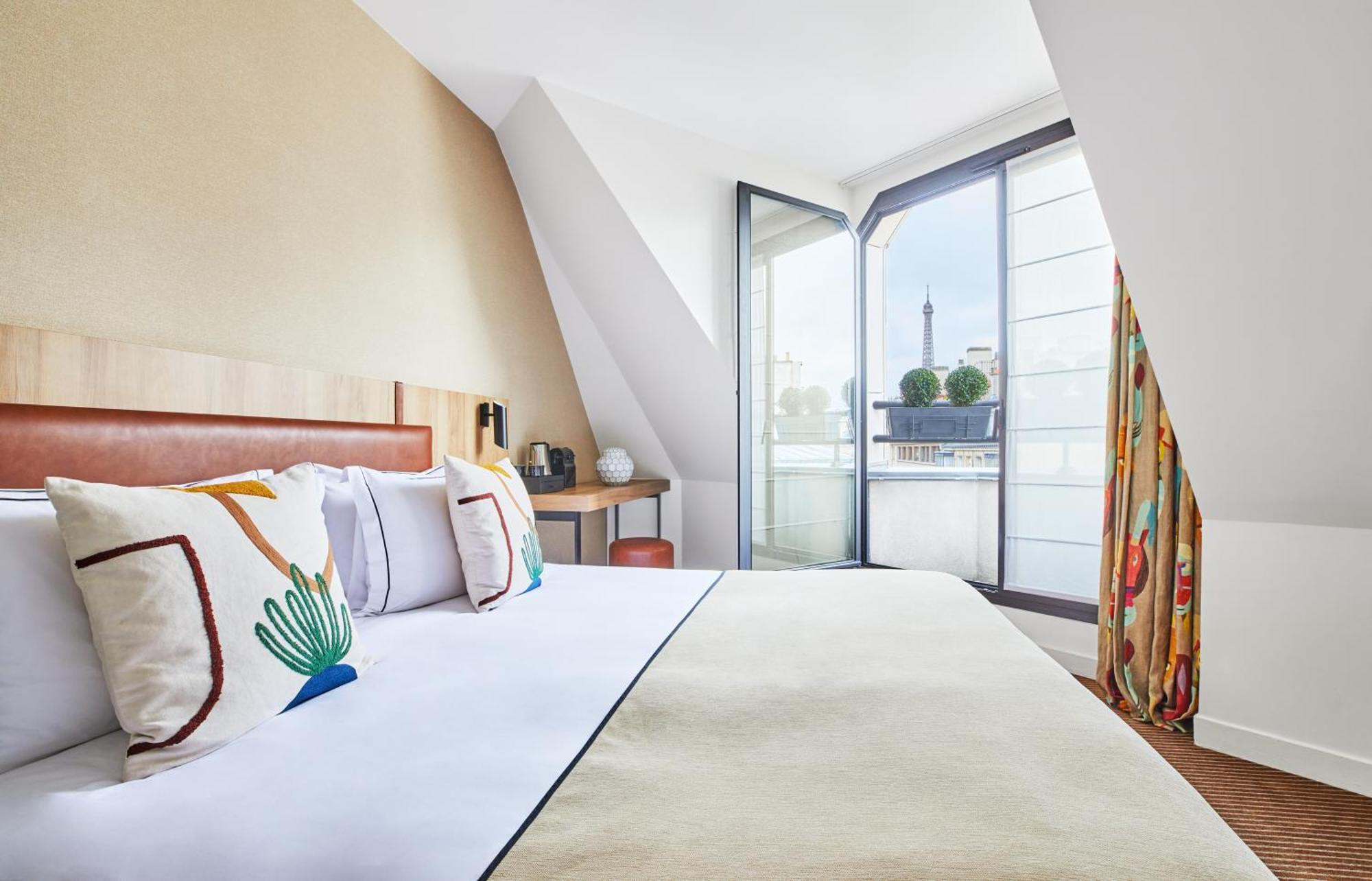 Superior Room Eiffel Tower view
