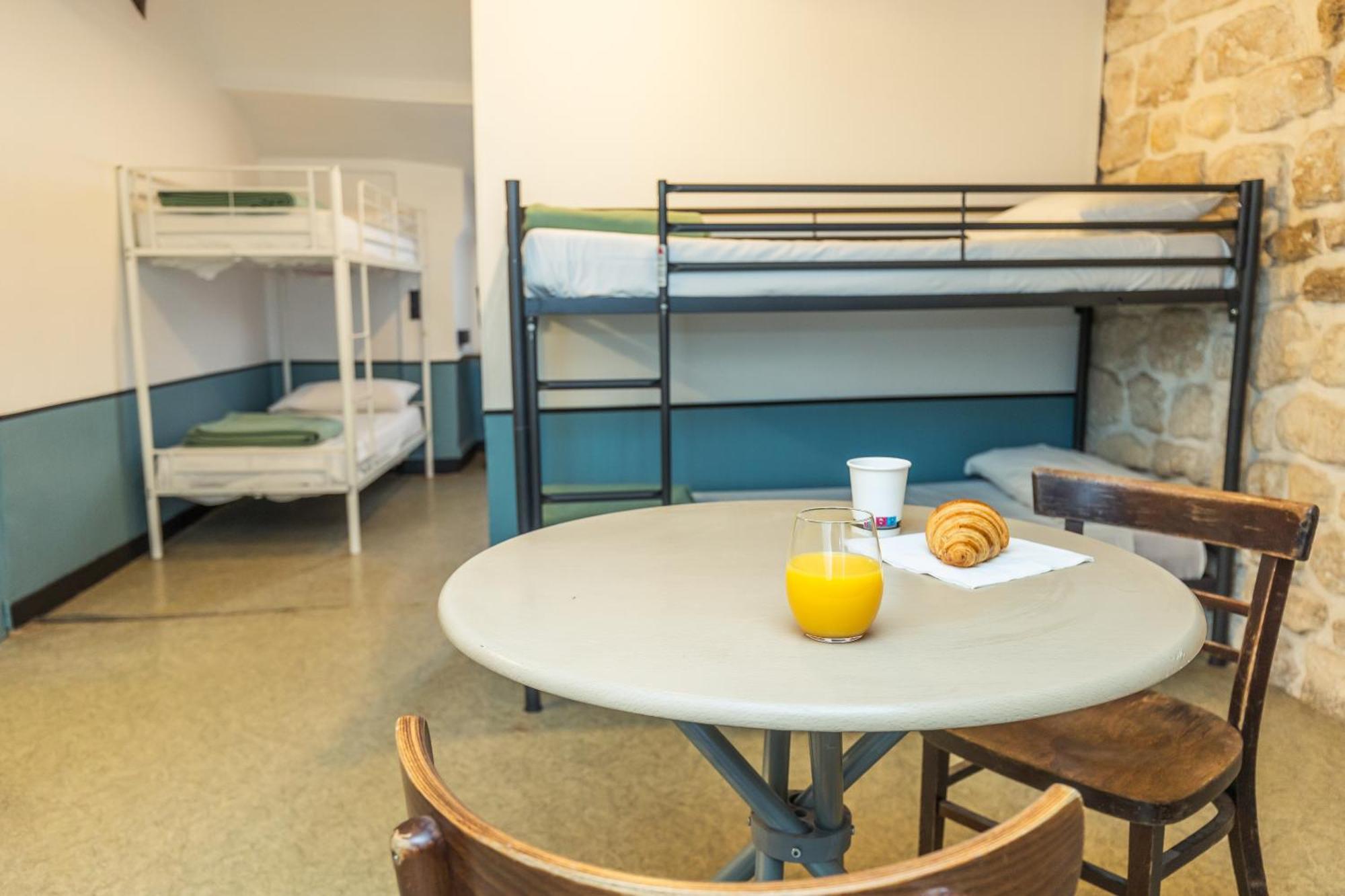 Bed in 6-Bed Mixed Dormitory Room with Shared Bathroom