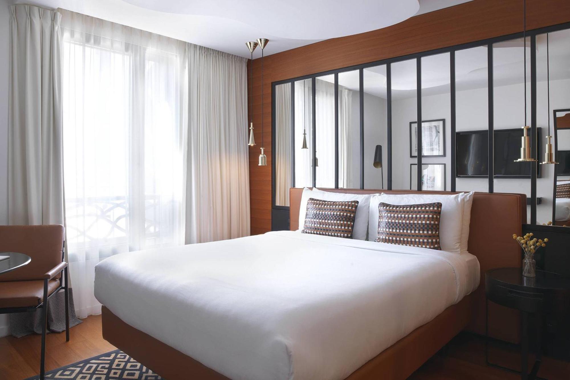 Paris Style Room with One Queen Bed,1541404027:JPEG