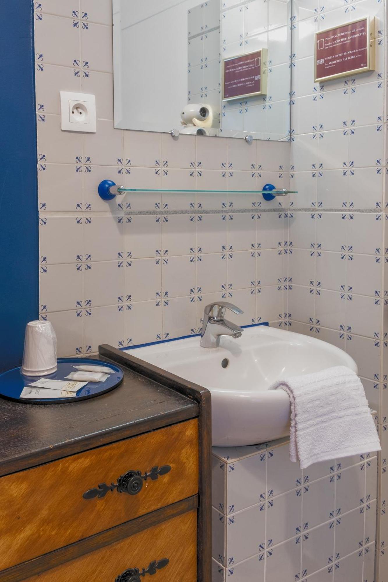Triple Room with private toilet (shared shower on the floor)