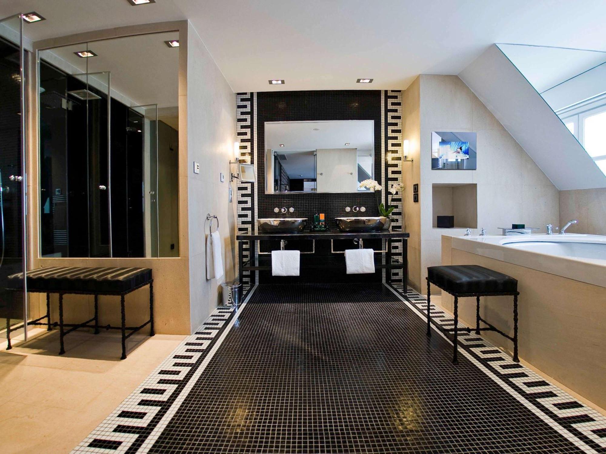 Couture Apartment with King Bed and View
