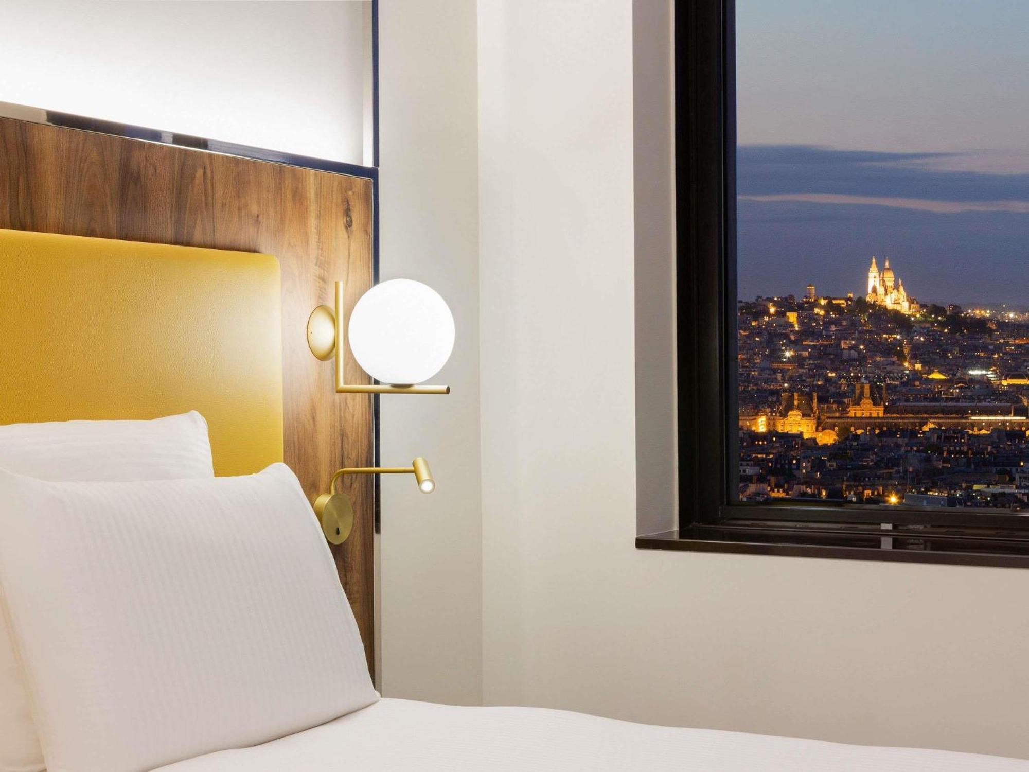 Deluxe Premium Twin Room View on Sacré Coeur