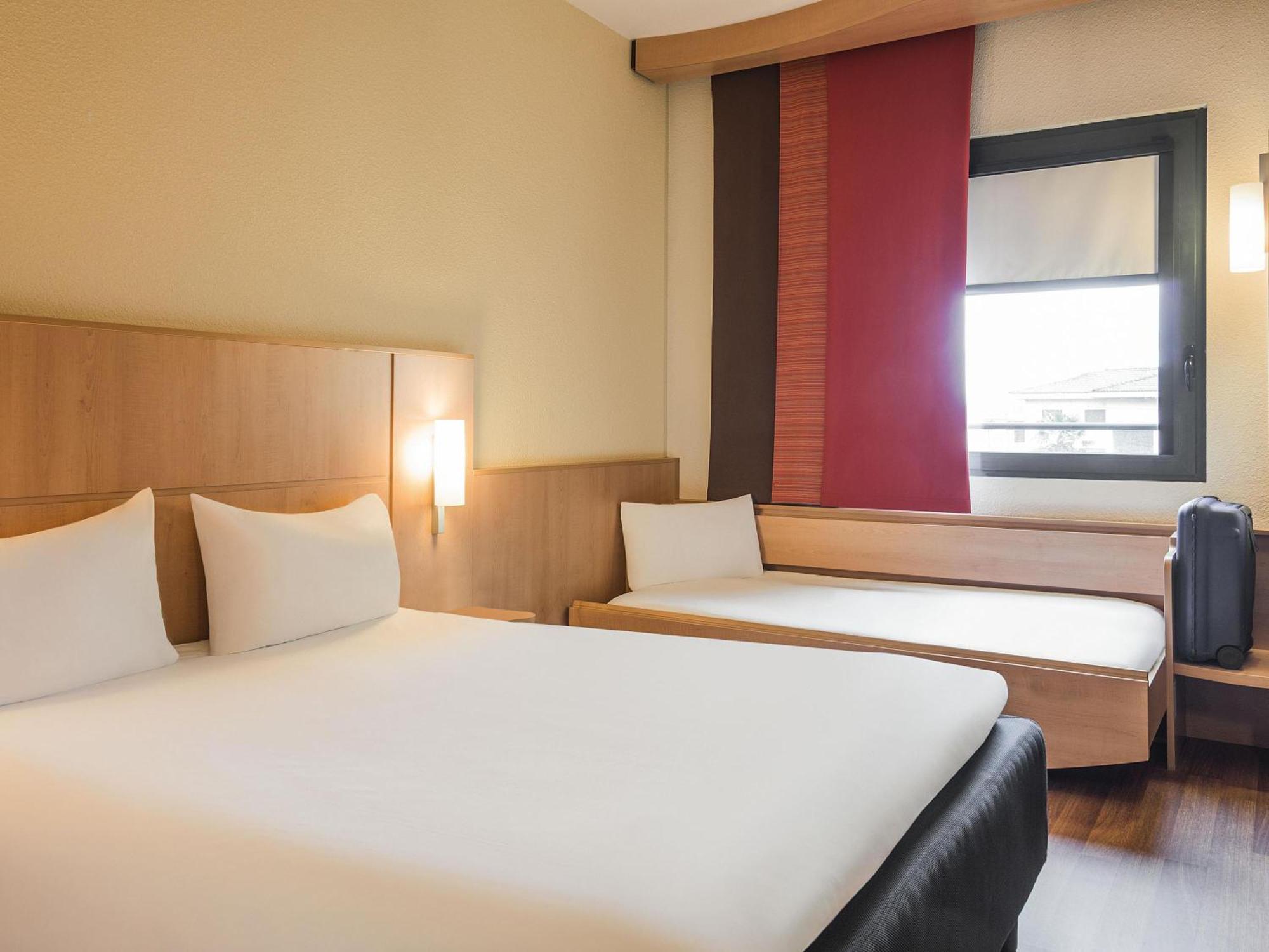 Standard Room with 1 Double and 1 Child Bed
