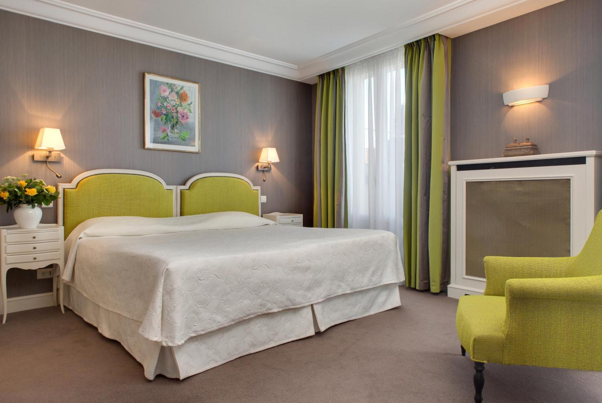 Executive Room with Terrace and Eiffel Tower View