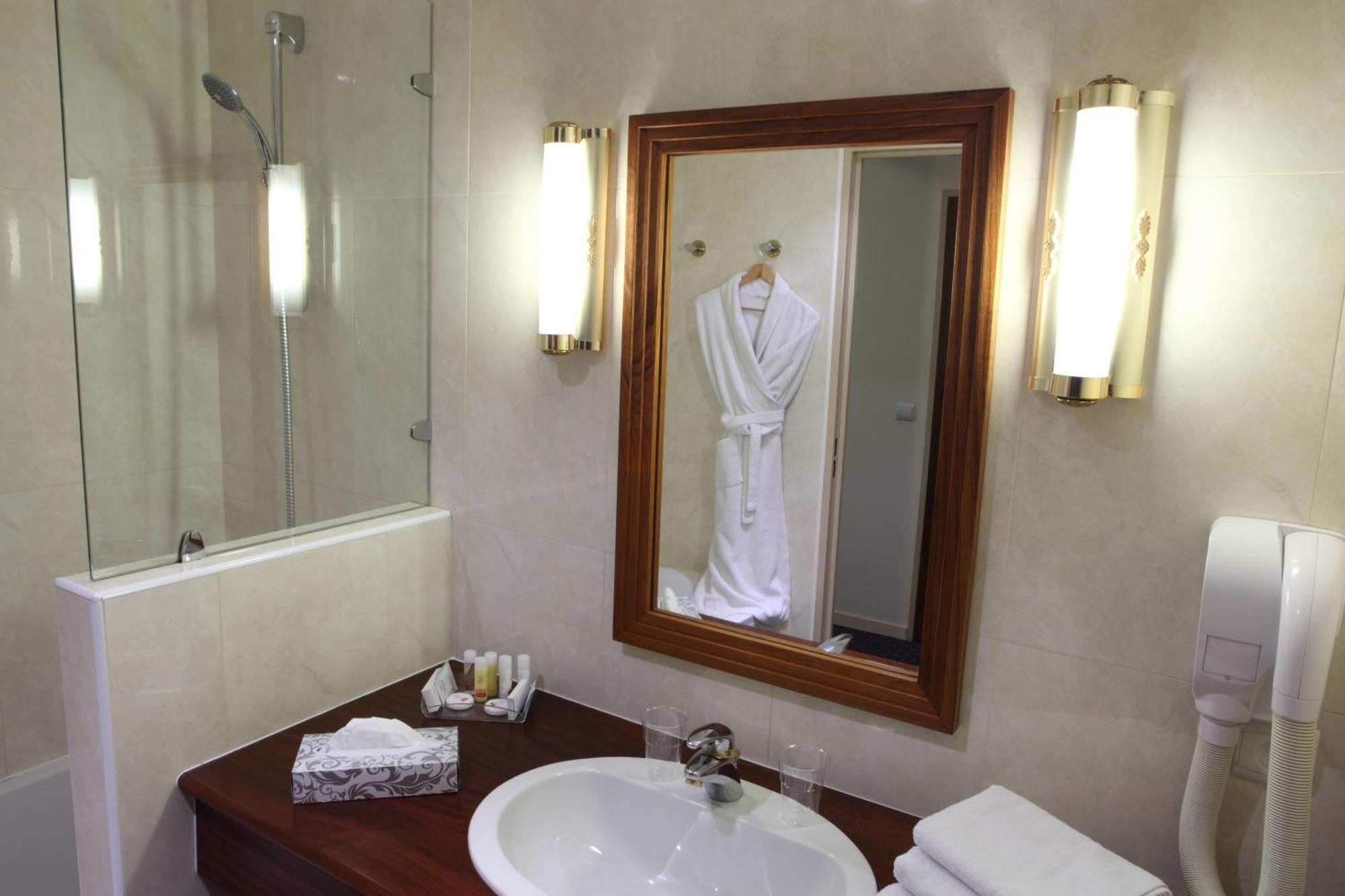 Superior Queen Room with Queen Bed and Garden View