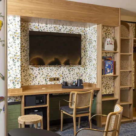 Hotel Jardin De Cluny-2